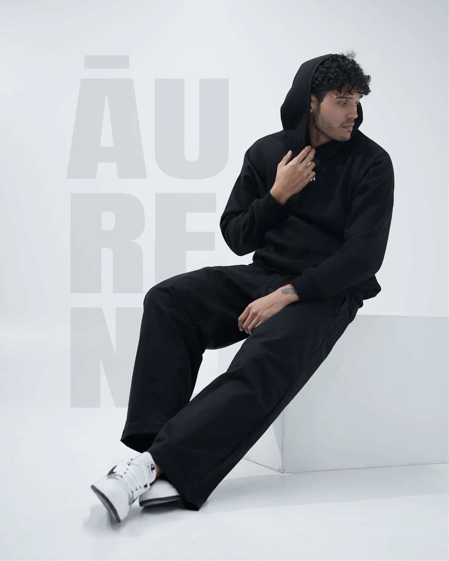 Hombre con hoodie negro AUREN